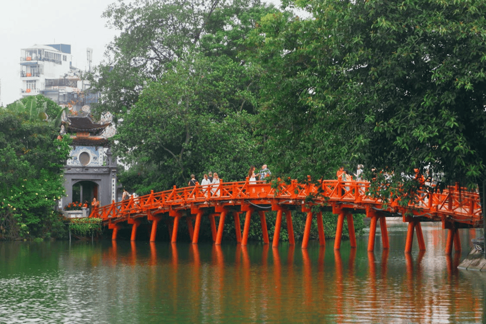 The Huc Bridge continues to serve as a vivid representation of Hanoi&rsquo;s historical continuity and cultural identity (Source: Pexels)